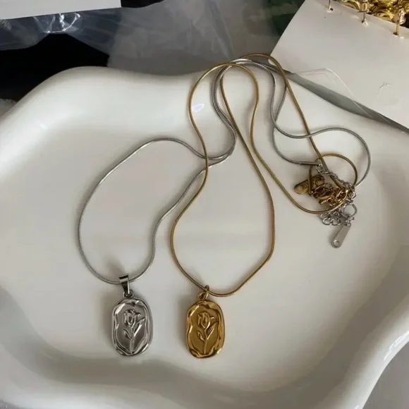 Tulip flower 18k gold plated pendant necklace. New. - Picture 8 of 13